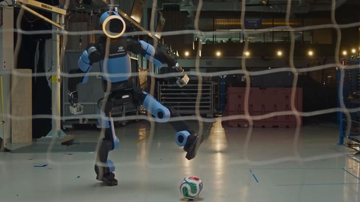 Robot nhân hình Trung Quốc ra sân, tái hiện cú sút phạt đền của Messi và Ronaldo - Tạp chí Người Đưa Tin
