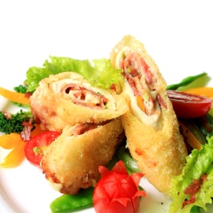 Trộn đều lại salad lại một lần nữa xếp tròn xung quanh đĩa rồi đặt cuộn gà cắt xéo vào giữa. Giờ thì thưởng thức thôi nào!