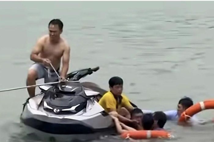 Ninh Bình tạm dừng flyboard sau sự cố hai người chìm sâu dưới hồ - Báo Tiền Phong
