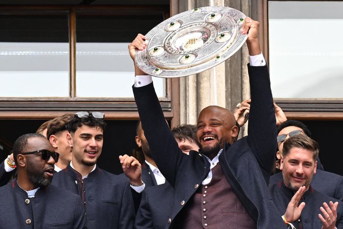 Kompany 'quẩy' cực sung tại buổi tiệc ăn mừng chức vô địch Bundesliga - Tạp chí Tri thức