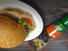 Cắt đôi burger, xếp xà lách, cà chua rồi thêm nấm đã xào đậm đà vào, kẹp vỏ bánh lại là có ngay burger nấm ngon lành. Chúc bạn thành công.