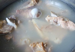 Đầu tiên để nấu lẩu cần có nước lẩu ngọn. Xương ống rửa thật sạch, rồi chần qua nước sôi, rửa lại lần nữa để sạch hết chất bẩn và mùi hôi. Sau đó, nấu xương ống với nước mới, thêm chút muối, nhớ hớt bọt để nước lèo được trong. Ninh xương như vậy khoảng 1 tiếng cho nước dùng ngọt.