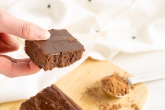 Bánh brownie đậu đen với vị ngọt thanh, thơm lừng, bùi bùi của đậu đen nhâm nhi cùng chút trà nóng rất ngon. Ngày cuối tuần rảnh rỗi hãy thử làm ngay món bánh này nha.