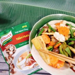 🍀Chuẩn bị nước sốt kho: 1/2 muỗng cà phê muối, 1/2 muỗng cà phê đường, 1/2 muỗng cà phê bột ngọt, 1/2 muỗng canh tương ớt, 1 muỗng cà phê dầu hào , 1.5 muỗng cà phê nước mắm chay, 2 muỗng cà phê nước tương, 1.5 muỗng cà phê hạt nêm chay, 1 tí tiêu, 1 tí nước màu. Tất cả trộn đều, sau đó cho các loại rau củ vào (trừ thơm ra nhé, vì thơm xào riêng) để 30 phút cho rau củ thấm gia vị.