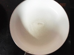 Bắc chảo lên bếp, cho 1 muỗng canh đường vào chảo, thắng đường thành màu cánh gián thì cho tô cá hồi vào chảo, lật cá để tránh bị cháy.