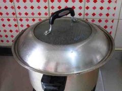 Cho 2 lít nước, 100ml nước tương vào nồi hầm cùng với thanh quế, hoa hồi, nguyệt quế, tiêu, ớt khô, gừng, đầu hành boa rô. Đặt lưỡi heo vào nồi và đun sôi trên lửa lớn. Sau đó mở nhỏ lửa, hầm trong 2 giờ.