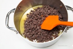 Làm tan chảy bơ trong nồi, sau đó, thêm chocolate chip vào, khuấy đềy cho đến khi chocolate tan chảy, tắt bếp.