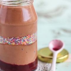 Chúng mình có thể trang trí món mousse này tùy theo sở thích riêng nhé! Các bạn có thể ăn mousse kèm với mứt việt quất và cốm đủ màu sắc. Trông thật hấp dẫn phải không các bạn?