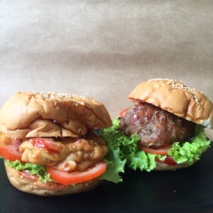 Tá da! Chỉ cần hạt nêm và dầu hào Maggi bạn đã có một phần nhân burger lạ miệng và dễ dàng thực hiện phải không nào.