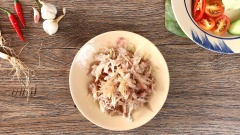 Cách chế biến cá khô: Ngâm 100gr khô cá sặc vào nước ấm nóng ít nhất 2 tiếng, đến khi cá hơi mềm thì rửa sạch cá nhiều lần dưới vòi nước để cá sạch và bớt mặn. Sau đó, xé nhỏ thịt cá và bỏ phần xương.