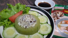 Cho bí đao nhồi đậu hũ hấp ra dĩa, thêm 1 chén nước tương ăn kèm nữa là tuyệt cú mèo. Bí đao mềm, ngọt có phần nhân đậu hũ beo béo, nấm mèo dai dai, vị mằn mặn. Đừng nghĩ món chay là không ngon miệng nhé. Chúc các bạn thành công theo công thức của mình