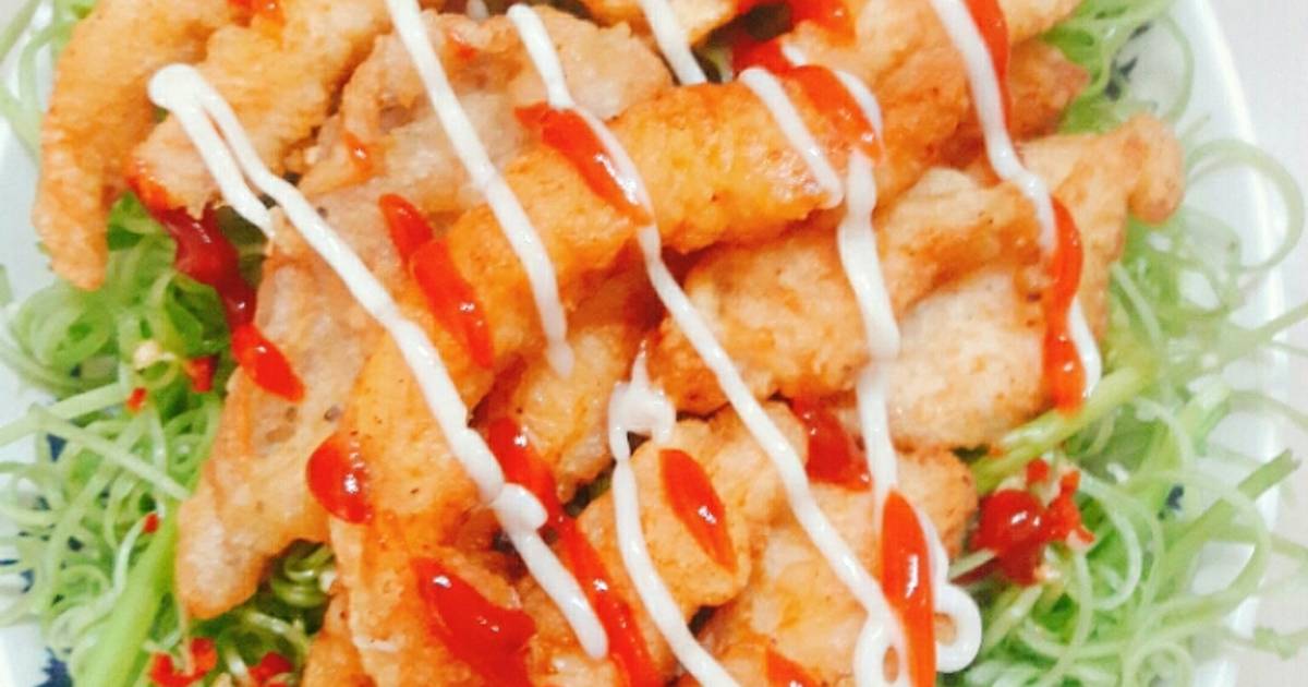 Ức gà chiên lót rau muống bào