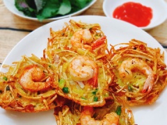 Cắn vào chiếc bánh, lớp vỏ khoai xung quanh thì giòn tan, phần bánh ở giữa hơi mềm mềm. Đây sẽ là bữa ăn xế ngon lành cho cả nhà bạn đấy.