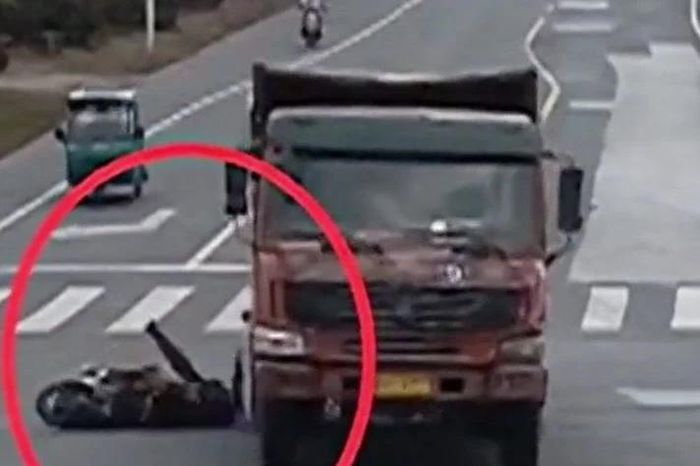 Bị xe tải cán trúng đầu vì vượt đèn vàng, người đàn ông vẫn thoát chết khó tin - Tạp chí Doanh Nghiệp Việt Nam