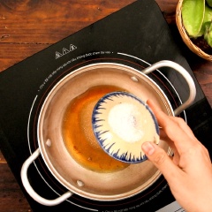 Phần nước trộn gỏi: Cho 4 muỗng canh nước mắm, 4 muỗng canh đường, 1/2 muỗng cà phê bột ngọt vào nồi nấu cho tan hết đường rồi tắt bếp, tiếp tục cho 1 muỗng canh tỏi băm, 1 muỗng canh ớt băm, 2 muỗng canh nước cốt tắc vào và khuấy đều.