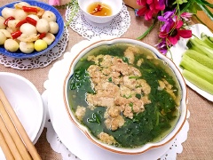 Múc canh ra tô và dùng nóng. Canh cua mồng tơi thanh mát là món ăn giản dị phổ biến trong nhiều bữa cơm gia đình. Món canh nấu đơn giản, không chỉ bổ dưỡng mà còn có tác dụng giải nhiệt cơ thể hiệu quả.