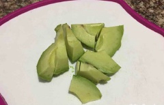 Chuối và trái bơ được làm lạnh trước khi đem đi chế biến. Chuối bóc vỏ, cắt thành những miếng nhỏ. Bơ bóc vỏ, bỏ hạt cắt nhỏ.