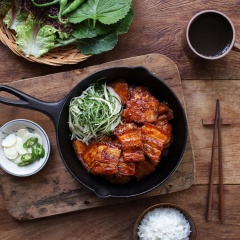 Món thịt ba chỉ rim cay kiểu Hàn Quốc này ăn kèm với hành lá và hành tây đã sơ chế lúc đầu sẽ rất tuyệt đấy nhé! Những ngày lạnh mùa đông mà được dùng món ăn có vị cay thơm, béo ngon đậm đà thế này thì ấm lòng hết biết luôn đấy!