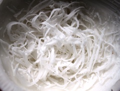 Chặt trái dừa, lấy nước, nạo cơm dừa như hình bên.