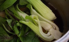 Khi nước dùng sôi trở lại, bạn cho rau củ vào đun cho chín sơ, thả mì Udon vào rồi đun thêm 3-4 phút nữa. Tùy theo loại mì Udon bạn sử dụng mà thời gian đun mì khác nhau, bạn xem kĩ hướng dẫn sử dụng trên bao bì nhé. Mì nấu xong thì tắt bếp.