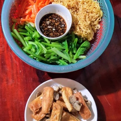 Tất cả các nguyên liệu và nước sốt đã được chuẩn bị hoàn tất. Bây giờ chỉ việc trộn lên và thưởng thức thành quả nhé.