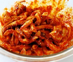 Sau đó cho mực vào bát sốt salad trộn đều. Thêm các loại rau và trộn đều.