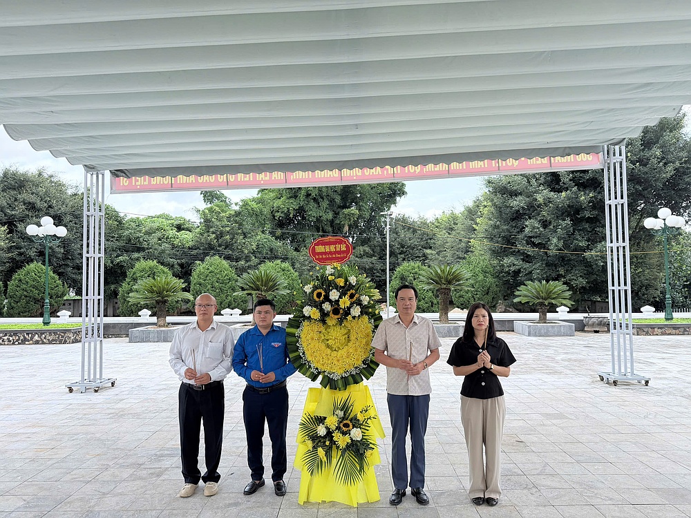 Trường Đại học Tây Bắc dâng hương tưởng niệm các anh hùng Liệt sĩ tại tỉnh Điện Biên