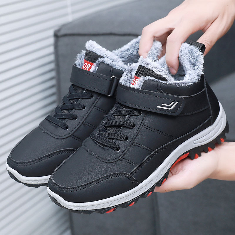 Insulated men's winter boots, sturdy, for outdoor activities