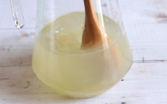 Cách pha nước chanh hạt chia: Cho vào bình nước chanh vừa vắt cùng với 250ml nước lọc, 1/2 số sirup sả rồi khuấy đều. Nêm nếm và thêm bớt syrup sả tùy khẩu vị. Đến đây bạn có thể cho trực tiếp hạt chia vào hoặc ngâm chia với nước ấm cho nở trước rồi vớt vào bình, khuấy đều rồi thêm đá là có thể dùng được rồi.
