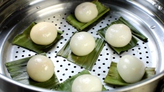 Phần vỏ bánh ít trần: Nặn bột thành những miếng tròn khoảng 15gr. Cho nhân vào trong vỏ bánh rồi vo tròn lại. Sau đó dùng khăn phủ nồi hấp. Hấp bánh trong 25 phút đến khi bánh chín, không còn lớp vỏ đục nữa là được.