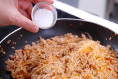 Cho nước dùng gà, 15gr tương ớt vào, nấu sôi. Khi nước sôi, cho miến vào, nấu cho nước cạn lại. Bạn có thể nêm thêm gia vị nếu thích.