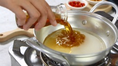 Trong 1 cái xoong, cho nước mắm, đường, ớt cắt lát, ớt bột vào nấu tan đường, hỗn hợp sôi thì tắt bếp, để nguội hoàn toàn.