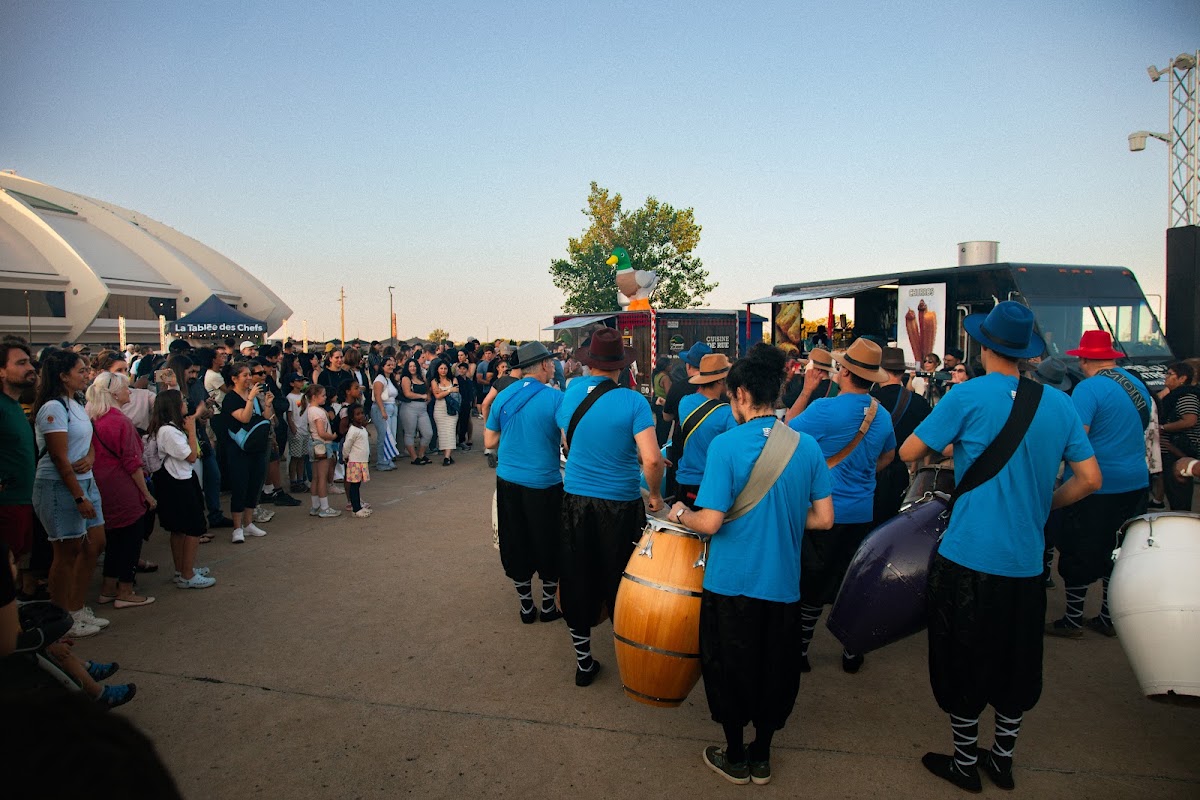 D&eacute;ambulatoire de percussions dans la foule