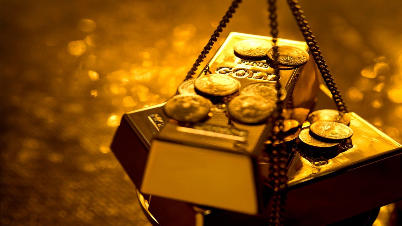 Gold, Silver Prices Plunge in India Amid Strong Dollar and Rate Hike Fears