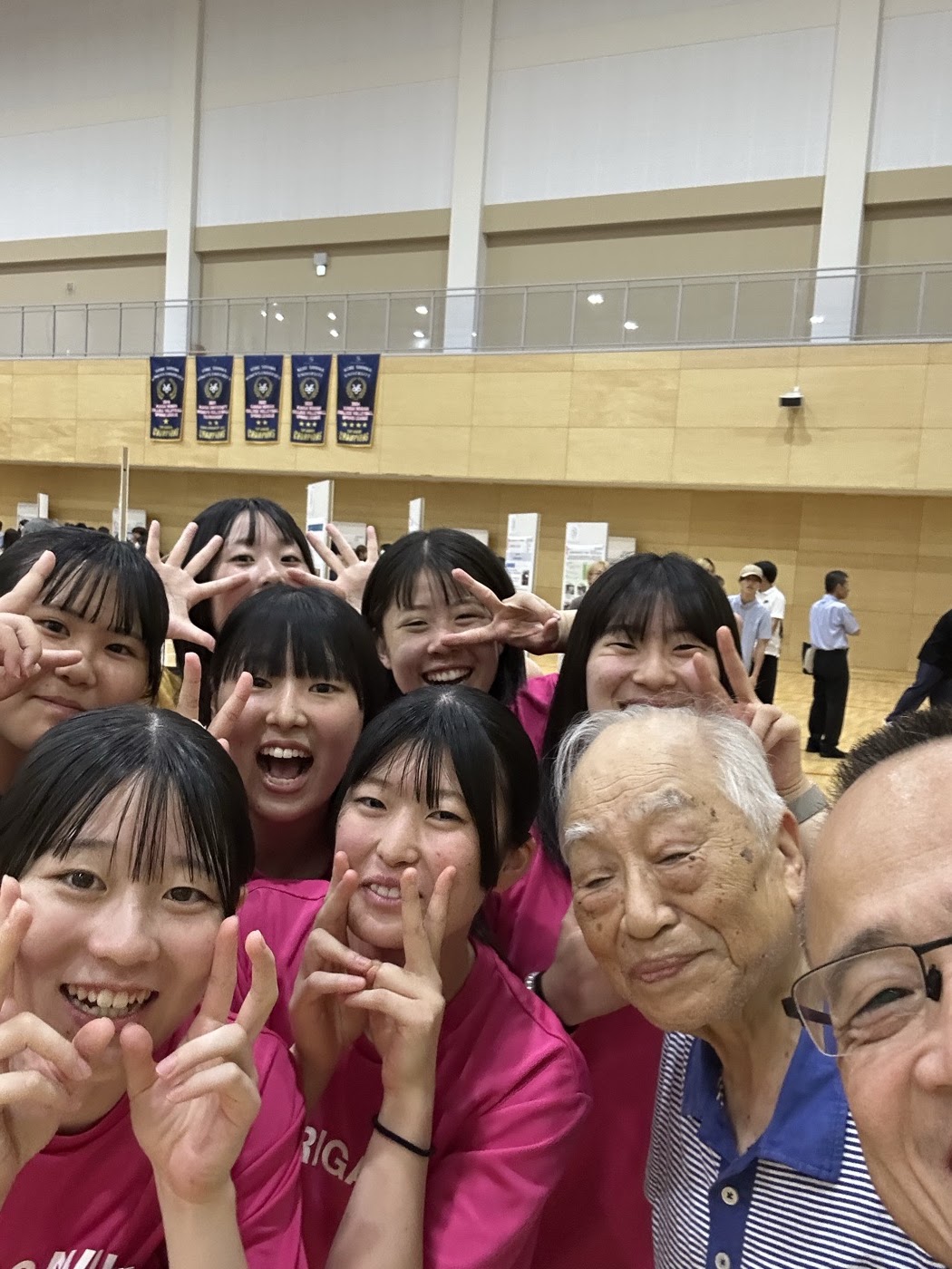丹生山田の里の歴史に取り組んだ学生たちと来場者
