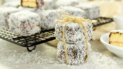 Một chút công phu bỏ ra bạn sẽ thu được thành phẩm bánh lamington - Loại bánh rất được ưa chuộng và phổ biến tại Úc. Những chiếc bánh bông lan nhỏ xinh nhân mứt dâu tây, được bao bọc bởi chocolate đen và dừa sấy, sẽ là phần quà hấp dẫn cho các buổi tụ họp bạn bè hoặc gia đình vào cuối tuần.