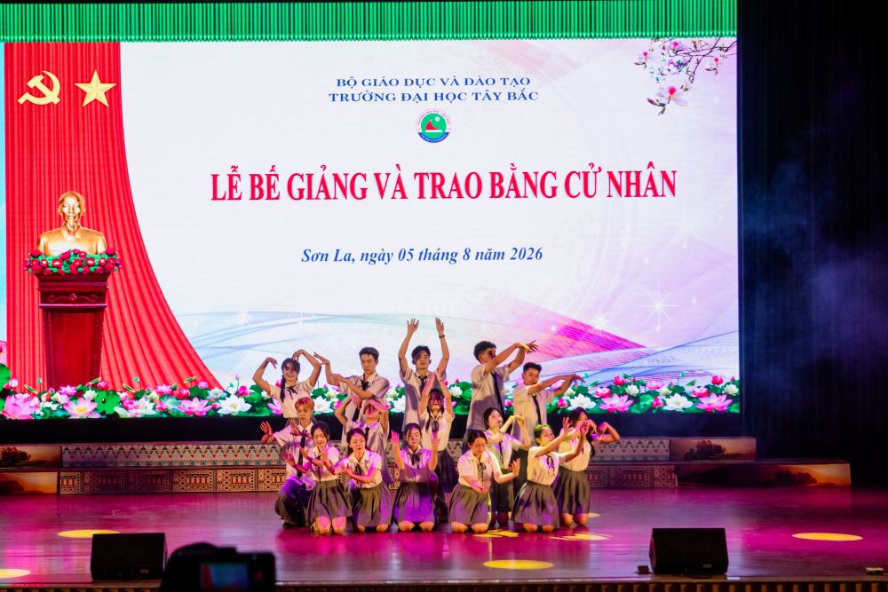Trường Đại học Tây Bắc tổ chức Lễ Bế giảng và Trao bằng cử nhân cho khóa học 2022–2026