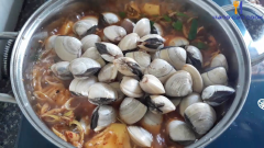 Cuối cùng là bạn cho nghêu vào nấu chín, nấu đến khi nghêu mở miệng là nghêu chín rồi. Dọn ra ăn nóng bao ngon. Chúc mọi người sẽ thành công với món ăn này