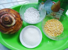Chuẩn bị nguyên liệu. Đậu xanh không vỏ ngâm với nước ấm cho nở.