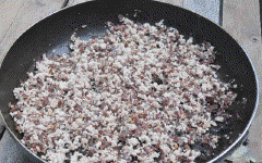 Trong 1 chảo khác, làm nóng 1 muỗng canh dầu ăn, cho thịt heo bằm, nấm mèo, nấm hương, 1 muỗng canh nước mắm, 1/2 muỗng cà phê bột ngọt vào, đảo đều 3 phút.