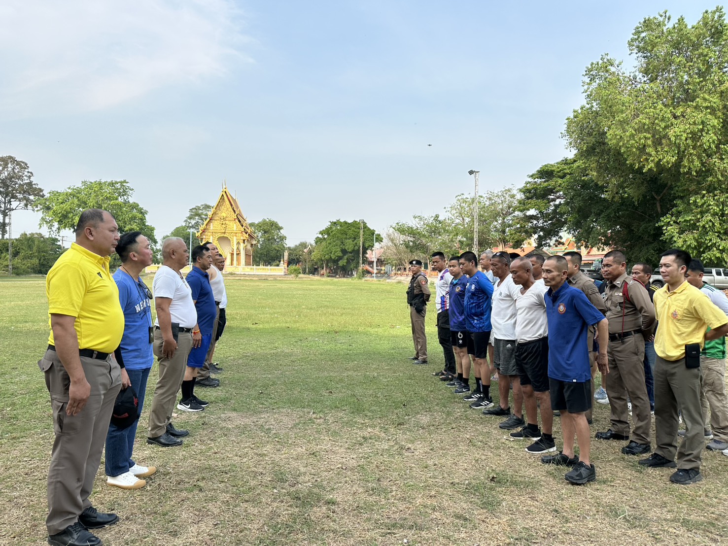 มอบขนมให้ตำรวจ