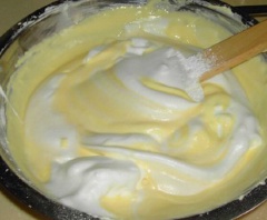 Cuối cùng, trộn đều kem whipping với hỗn hợp sữa tươi, lòng đỏ trứng.