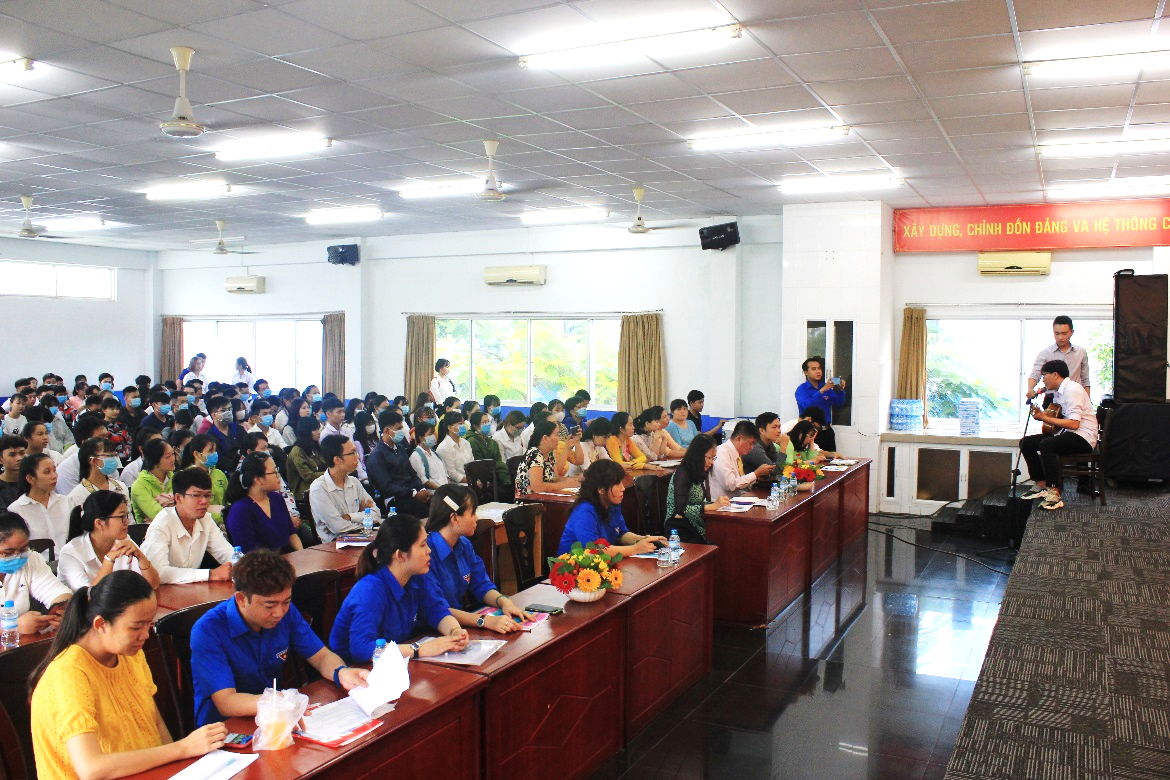 Đông đảo các tân sinh viên DLA tại buổi sinh hoạt công dân đầu khóa