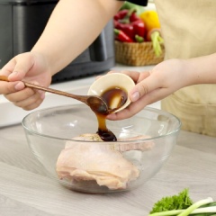 Đùi gà rửa sạch, thấm khô. Khoai lang gọt vỏ, rửa sạch, cắt que vừa ăn. Ướp gà với 1 muỗng cà phê muối, 1 muỗng cà phê tiêu, 2 muỗng canh mật ong, 1 muỗng cà phê dầu hào, 1 muỗng cà phê hạt nêm trong 10 phút.