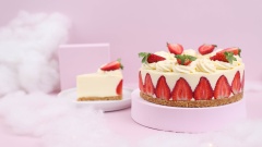 Bánh đông lại lấy ra khuôn đặt lên đĩa, trang trí với topping cream và dâu tây cắt lát. Cắt bánh ra và thưởng thức.