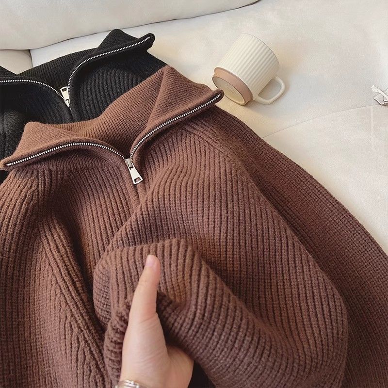 Loose knitted sweater with zipper and lapel collar