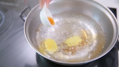 Cách làm thịt ba chỉ luộc: Rửa sạch thịt cho vào nồi nước, lượng nước đủ ngập hết miếng thịt. Cho vào nồi thịt 1 muỗng cà phê hạt nêm, 1 muỗng cà phê bột ngọt,1 muỗng canh nước mắm, 2 củ hành tím, 1 lát gừng. Đậy nắp và nấu sôi với lửa lớn, nước sôi thì hạ lửa vớt bọt và cứ để lửa vừa, mở nắp và nấu tới khi thịt chín.
