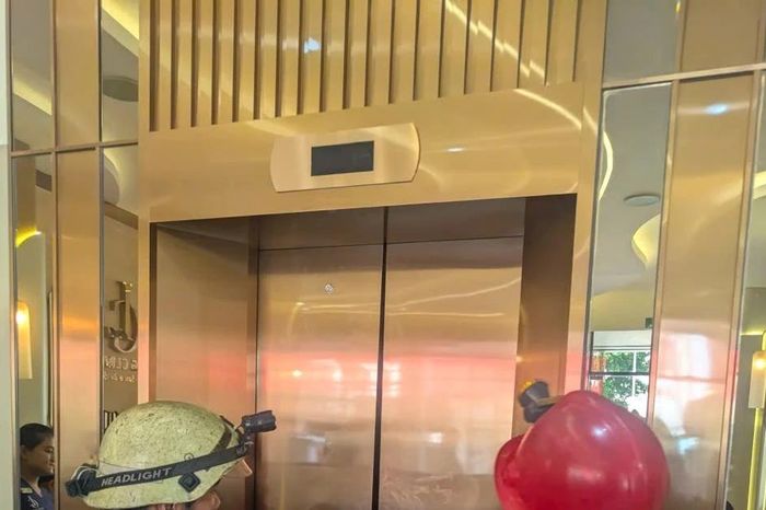 Giải cứu 7 phụ nữ mắc kẹt trong thang máy thẩm mỹ viện ở Thành phố Hồ Chí Minh - Báo VietnamPlus