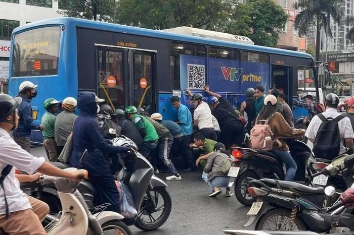 Va chạm giao thông khiến một người bị cuốn vào gầm xe buýt - Đài Phát thanh và truyền hình Hà Nội