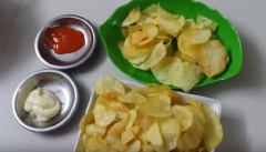Món snack khoai tây giòn rụm, có thể chấm ăn kèm với tương ớt hay sốt mayonnaise đều hấp dẫn.